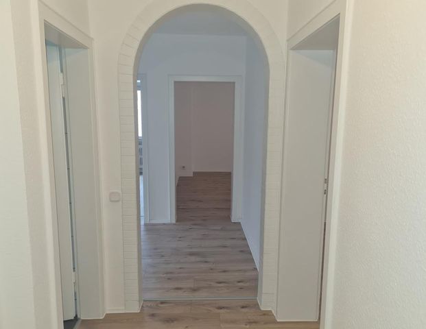Direkt am Rhein! Renovierte 3-Zimmer-Wohnung mit Balkon zu vermieten! - Foto 1