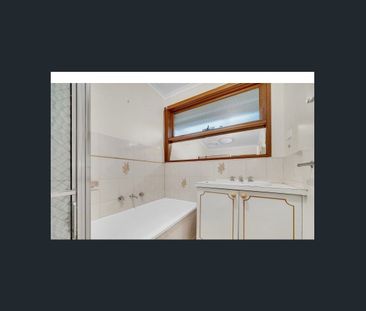 Family Living in Cranbourne North - Photo 6