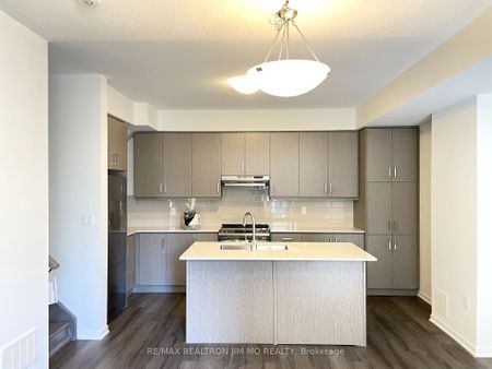 Condo Townhouse For Lease | N8139998 - Photo 2