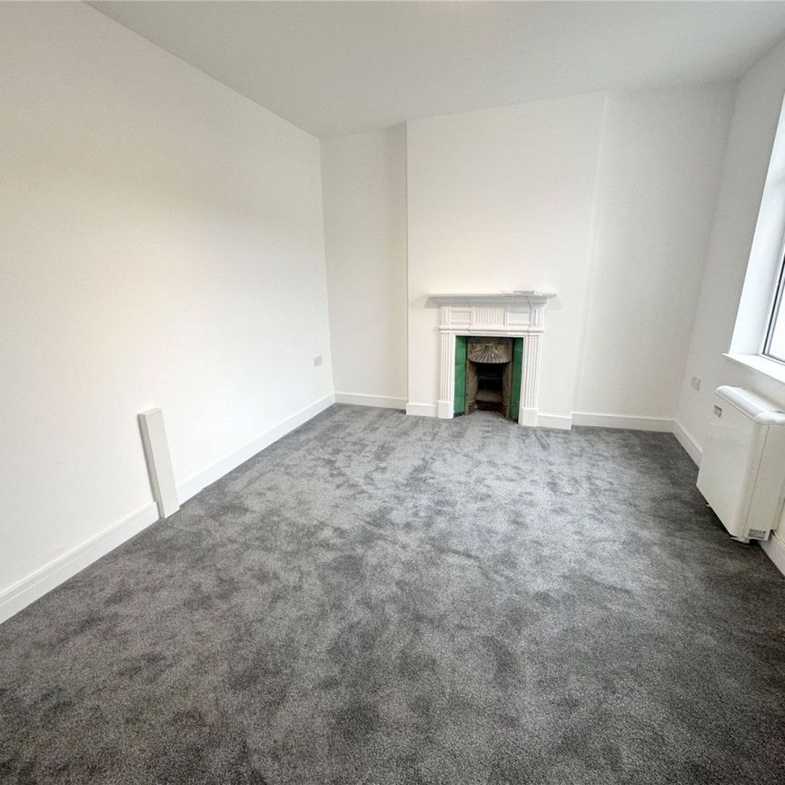 The Broadway, NW7, London - Photo 1