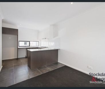 Perfect Location - Close to Train station and shops! - Photo 5