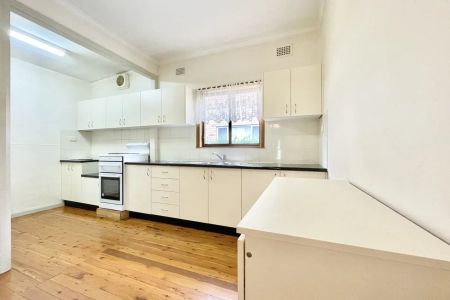 Low-maintenance family living - Photo 3