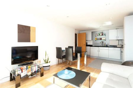 2 bedroom flat in London - Photo 4