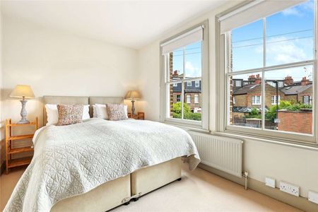 A beautiful three bedroom house on a quiet residential street - Photo 5
