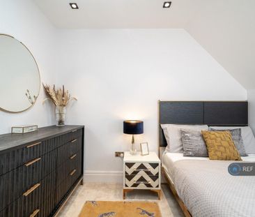 4 bedroom semi-detached house to rent - Photo 6