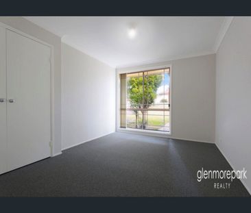 Freshly painted, new carpet, ducted air - Photo 4