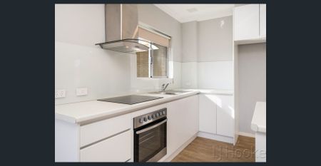 Renovated 2 Bedroom Apartment - Photo 2