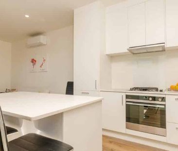 Trendy and near new - Photo 3