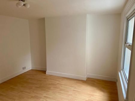 2 bedroom maisonette to rent - Photo 4