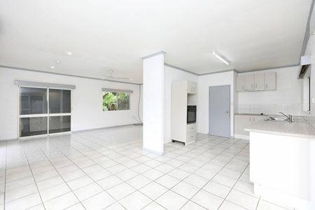 Fully Air Conditioned and Fully Tiled - Solar - Single Carport - Photo 3