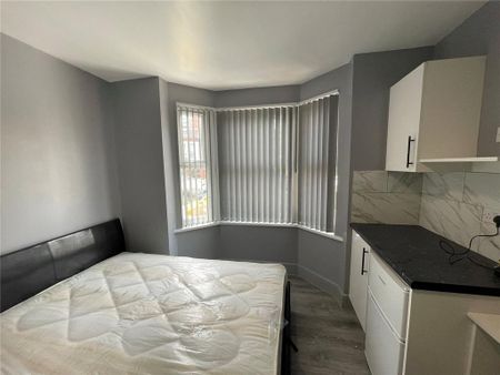 1 bedroom in a house share to rent - Photo 2