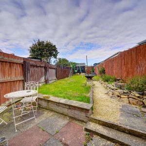 2 bedroom end of terrace house to rent - Photo 2