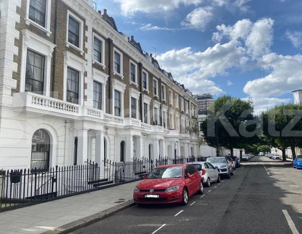 Superbly located & offering 1012 sq. Ft. of living & entertaining space - Photo 1