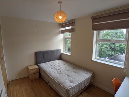 3 bedroom flat to rent - Photo 3