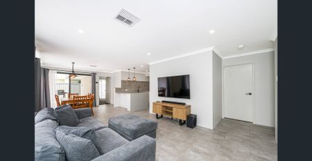 Modern Family Home in Prime Location - 5 Strumpshaw Road, Aveley - Photo 5