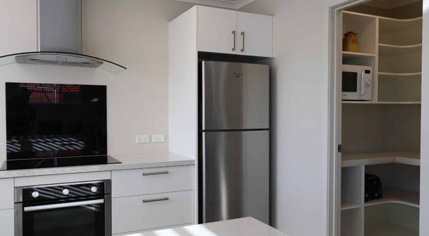 Fully Furnished 3-Bedroom Standalone Townhouse in Central Mosgiel - Photo 1