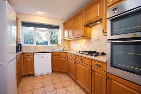 Fairborne Way, Guildford, Surrey, GU2 - Photo 3