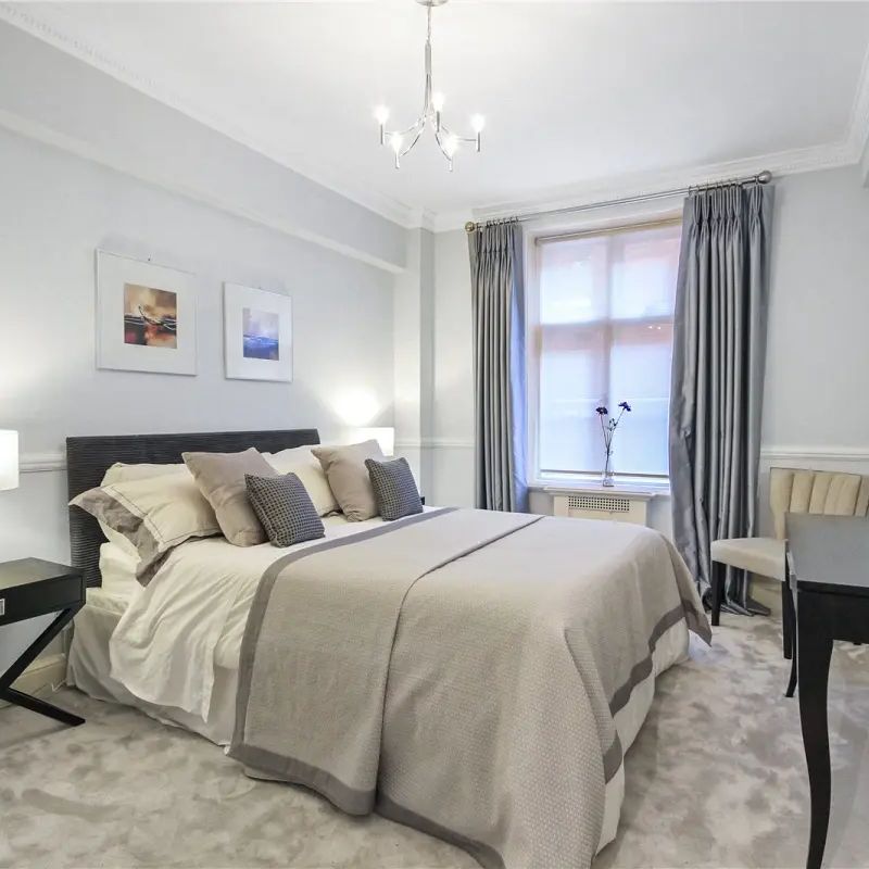 2 bedroom flat in South Audley Street - Photo 1