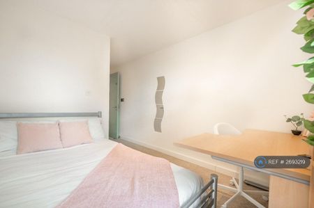 5 bedroom flat to rent - Photo 4