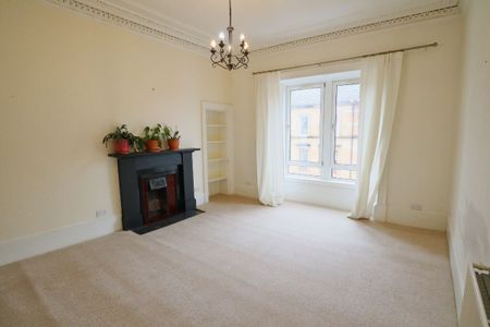 3 Bed, Flat - Photo 5