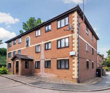 Flat to rent - Winston Close, Greenhithe, DA9 - Photo 3