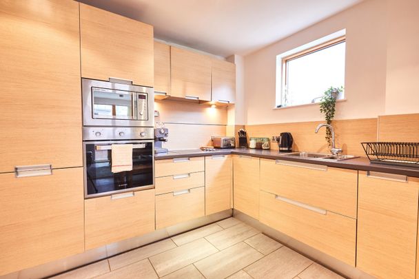 2 Bed Flat, Hornbeam Way, M4 - Photo 1