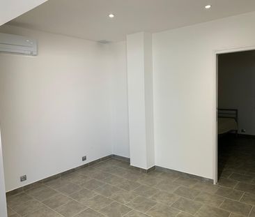 Location Appartement 2 pièces 38m² SIX FOURS LES PLAGES 83140 - Photo 2