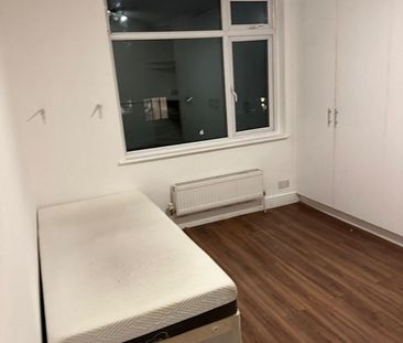 Room in a Shared House, Hill Close, NW2 - Photo 1