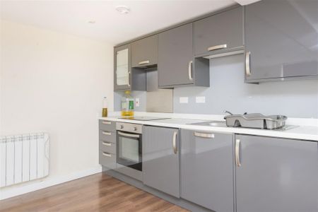 1 bed Flat To Let - Photo 5