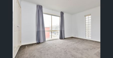 Spacious Townhouse in Prime Kensington Location - Photo 2