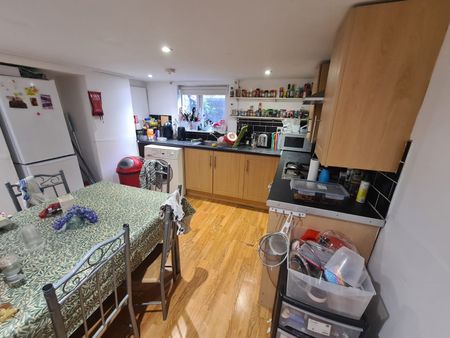 5 Bed - 16 School View, Hyde Park, Leeds - LS6 1EN - Student - Photo 5