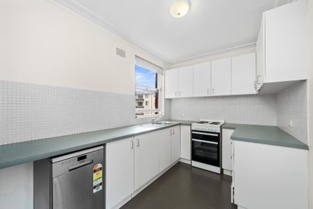 Sundrenched Apartment - Terrific Location – Lock up Garage - Photo 4