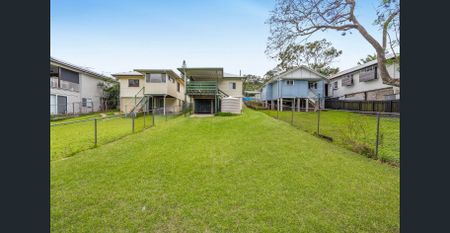Charming Post-War Home with Spacious Living & Backyard in Holland Park West - Photo 3