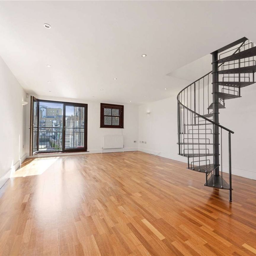 A spectacular find from Savills - a spacious 3/4 double bedroom, 3 bathroom townhouse spread across 4 floors, conveniently nestled just of Narrow Street. - Photo 1