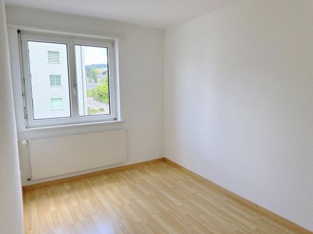 Beautiful 3-room apartment with a large veranda - Photo 4
