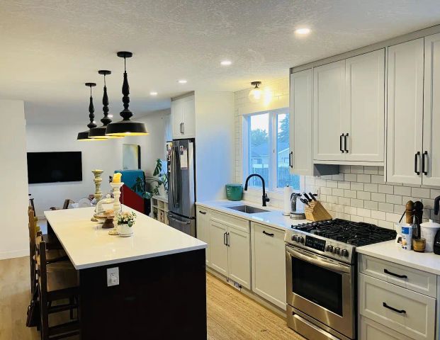 Modern 3BR Mainfloor House for Rent w/ Double Garage — 3 Bedrooms Main Floor - Photo 1