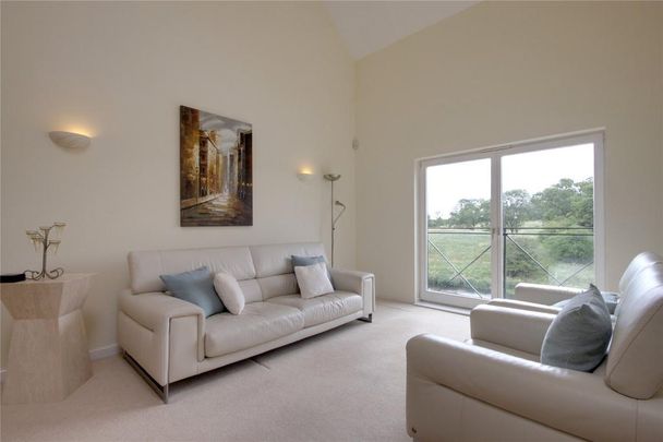 3 bedroom flat to rent - Photo 1