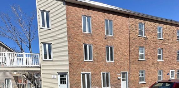 Libre 1ier juillet 26. 4 1/2. Près de tous les service, Tranquilité. Entrée privée. - Photo 2