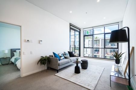 Contemporary Living with Captivating Water Views - Photo 3