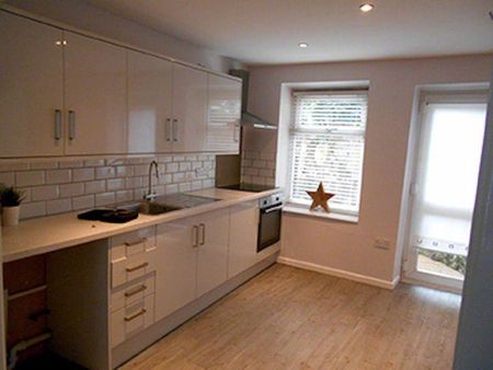 3 bedroom terraced house to rent - Photo 3