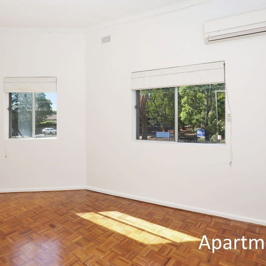 SPACIOUS 1 BEDROOM FLAT IN GREAT LOCATION - Photo 1