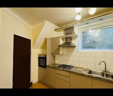 2 Bed Flat, Buntingbridge Road, IG2 - Photo 4