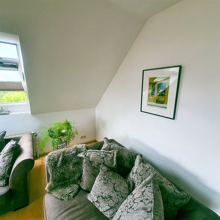 Gemütliche 2-Zimmer-Dachgeschosswohnung mit Balkon und Einbauküche - Photo 3