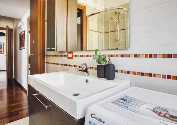 Cozy single room with window in Milan