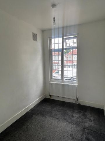 3 bedroom end of terrace house to rent - Photo 4