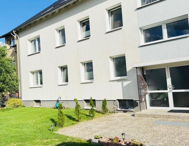 Stadtnahes Wohnen im Grünen – Großzügige 3-Zimmer-Erdgeschosswohnung mit Loggia und Garage - Photo 1