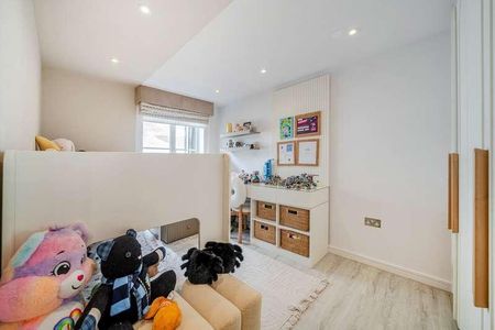 Oakwood Grange, Oatlands Chase, Weybridge, Weybridge, Surrey, KT13 - Photo 2