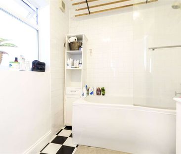 A bright two bedroom apartment set on the first floor of this perio... - Photo 6