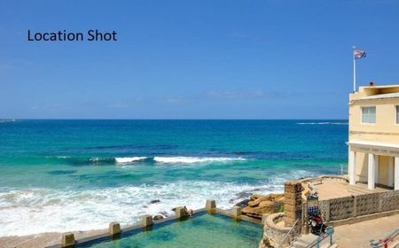 Spacious Two-Bedroom Apartment Featuring a Bright Sunroom - Photo 2