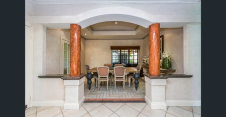 Spacious Family Home with Swimming Pool! - Photo 4